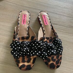 Betsey Johnson adinaLeopard Print Slide Sandals with Polka Dot Bow - size10